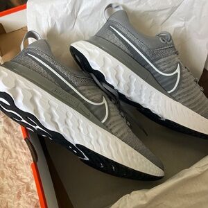 NWT Women’s Nike React infinity run 2